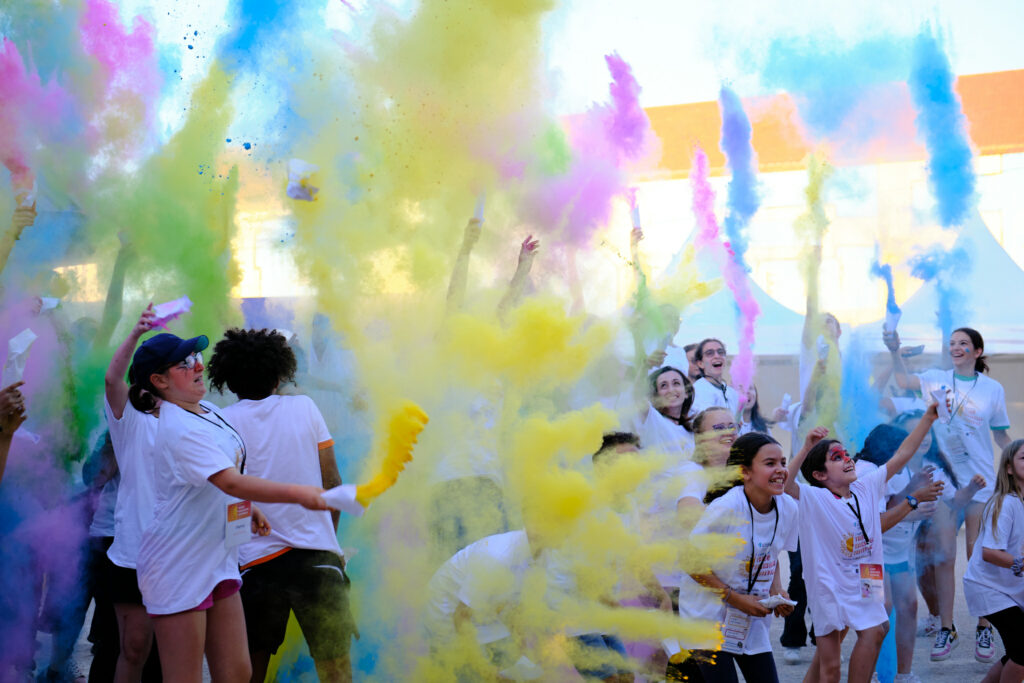 Lancer de couleurs lors du Tribu Brindille festival dédié aux jeunes aidants