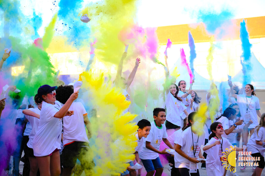 Image Tribu Brindille Festival à destination des jeunes aidants - lancer de couleurs