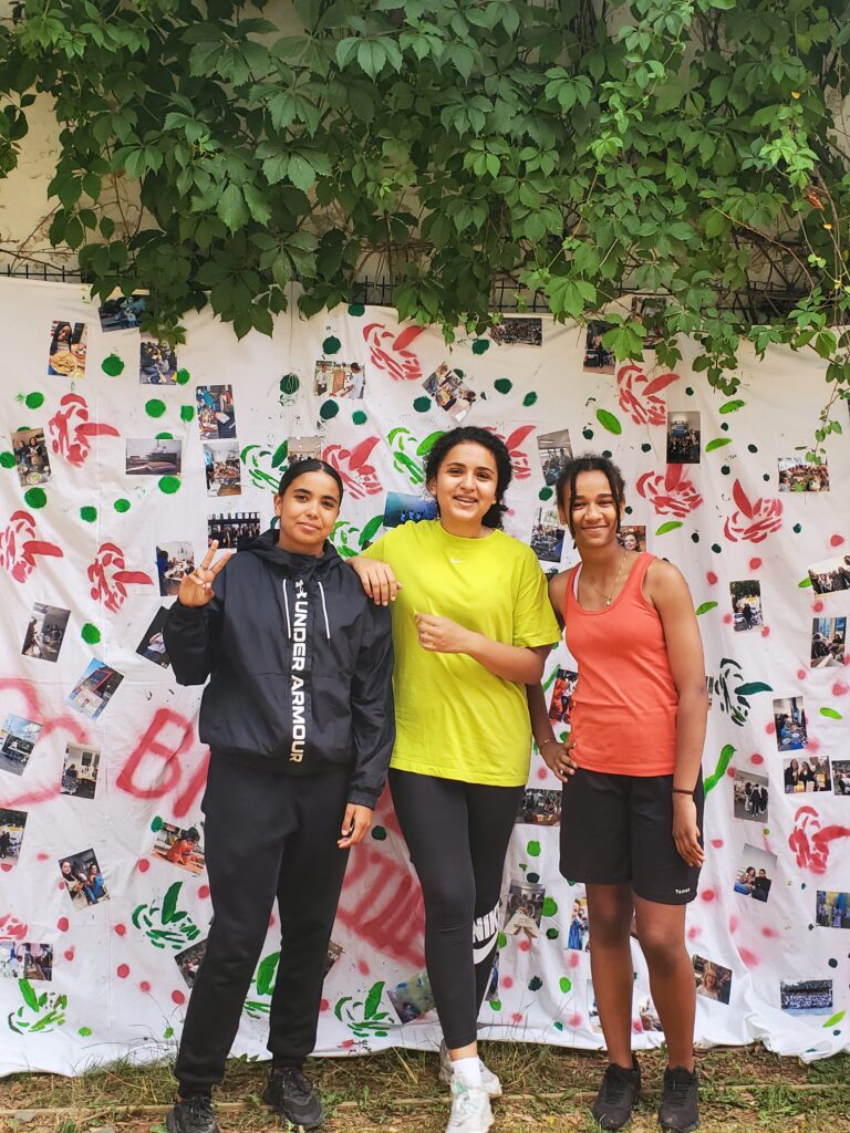 Trois adolescentes jeunes aidantes au tribu brindille festival pour la page engagez-vous avec nous