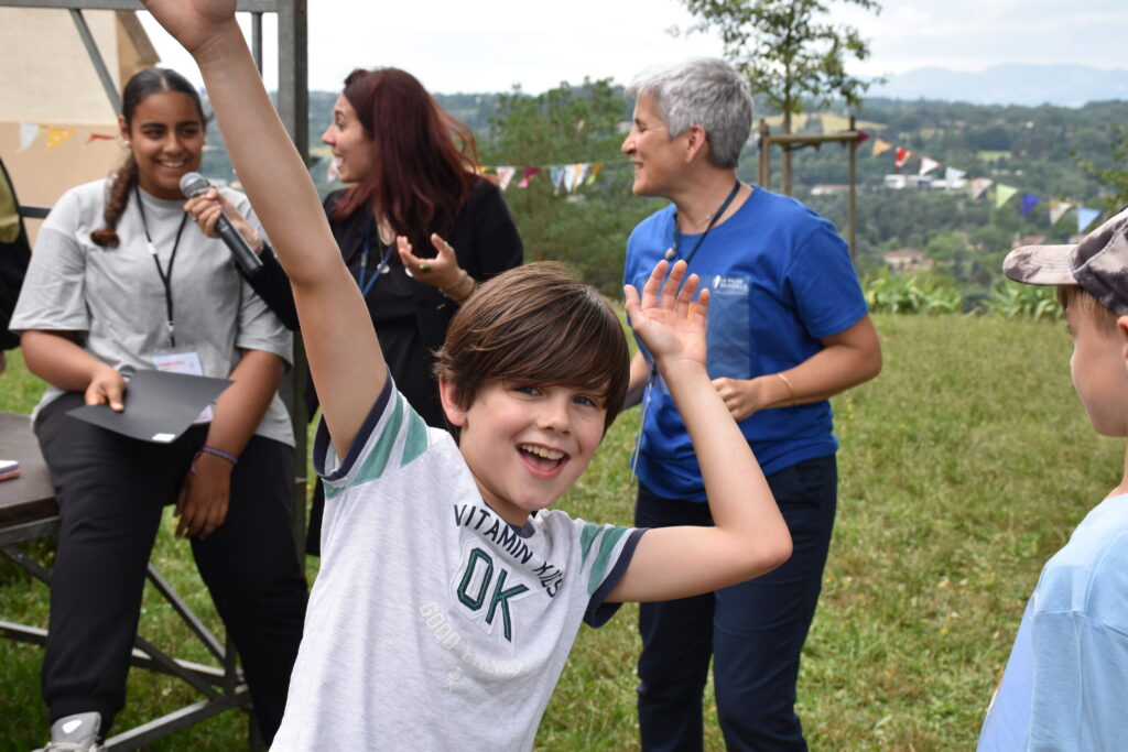 Jeune aidant au tribu brindille festival