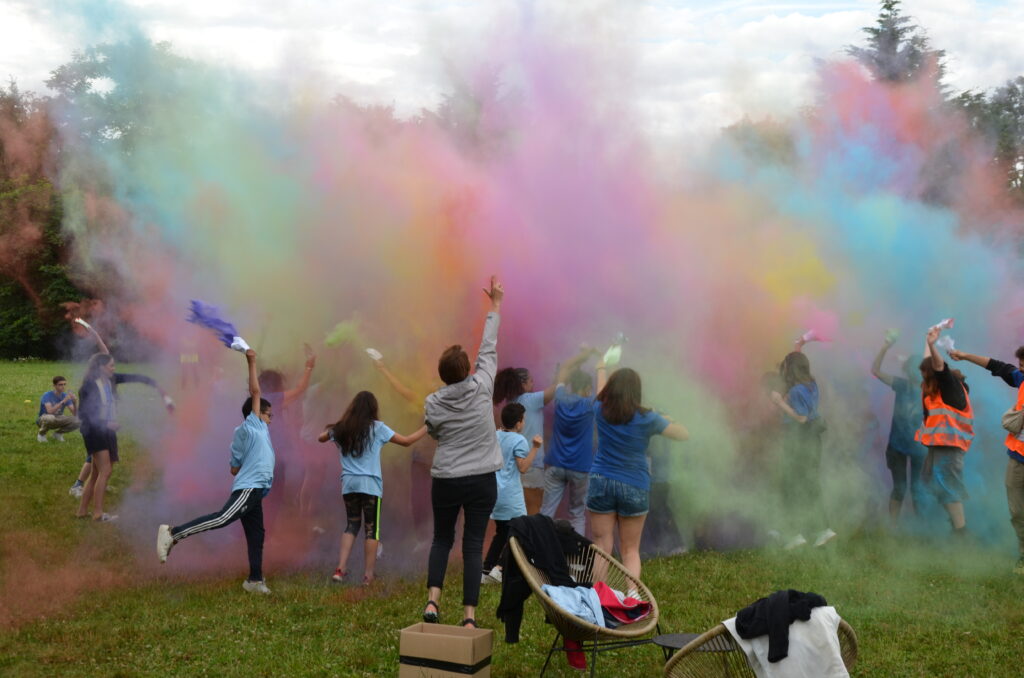 Photo de dos du lancer de couleurs au tribu brindille festival