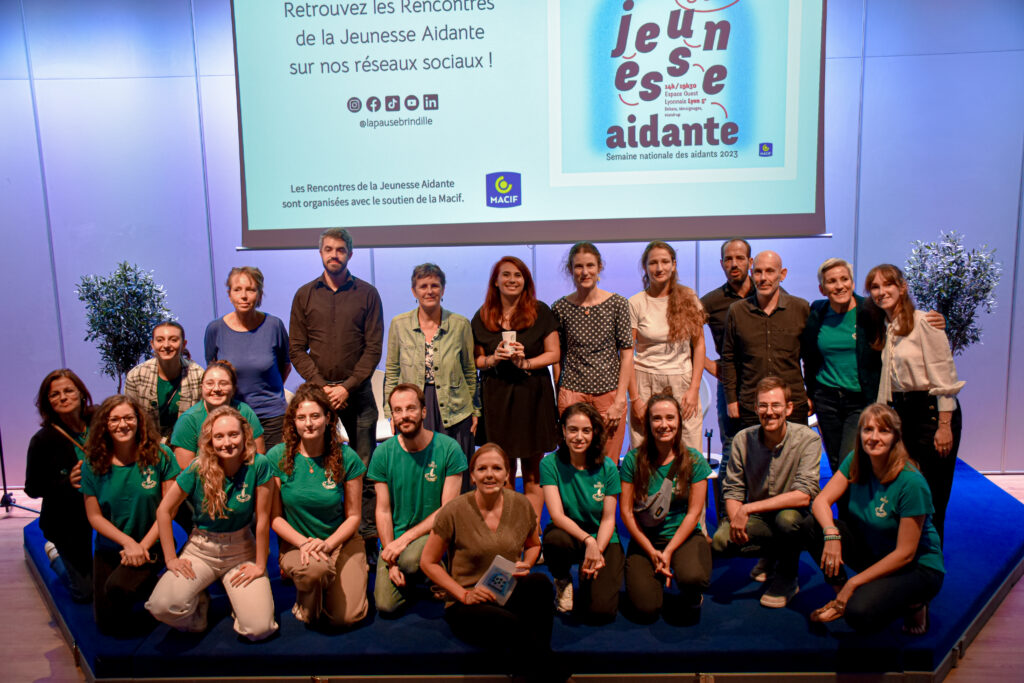 Photo de groupe de l'équipe de La pause Brindille aux rencontres de la jeunesse aidante