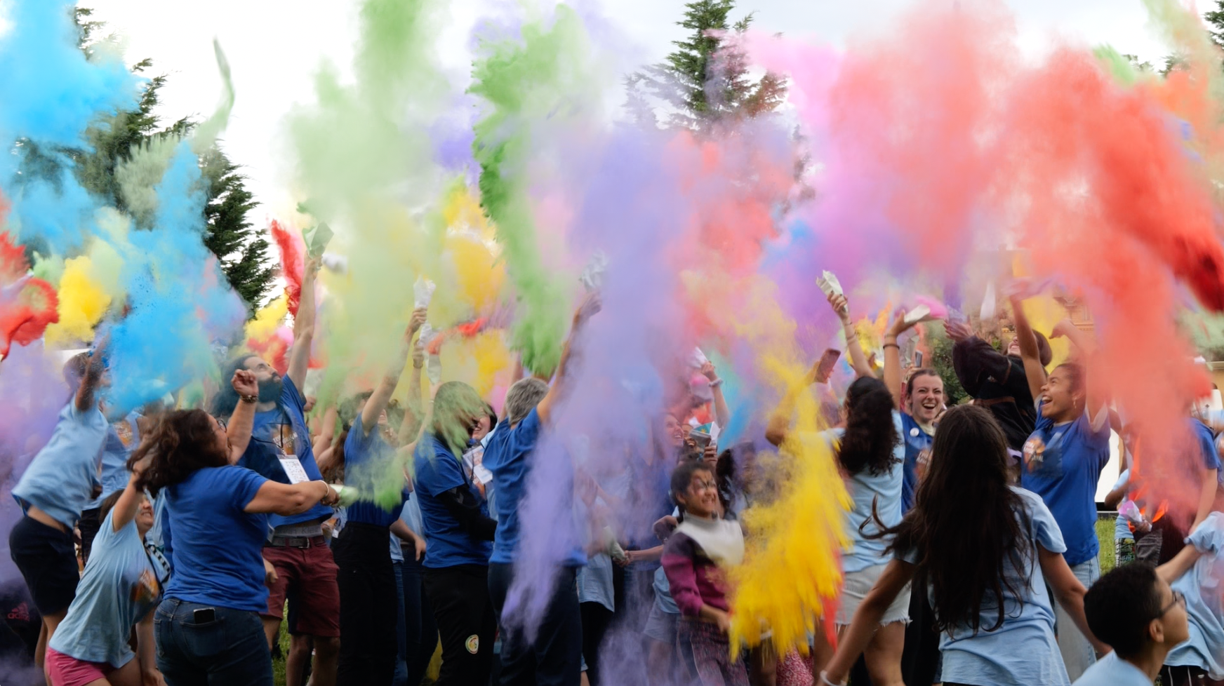 Photo du lancer de couleurs jeunes aidants