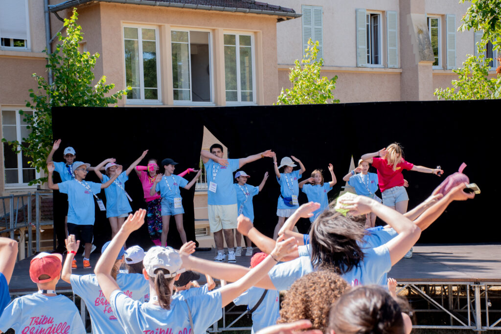 Des jeunes aidant·es sont en train de danser